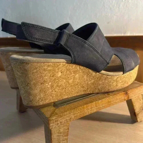 Clark’s Ultimate Comfort Blue Leather Wedge Sandals - Picture 4 of 7